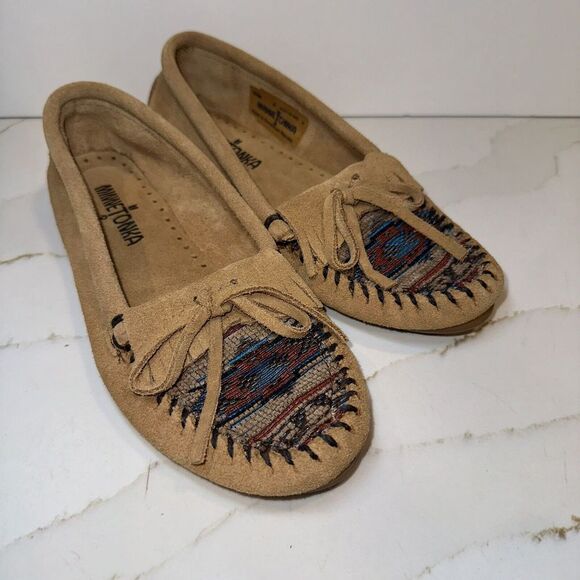 Minnetonka Moccasins size 6 Womens Suede Embroidered Aztec Brown Tan Rubber Sole - Picture 3 of 10